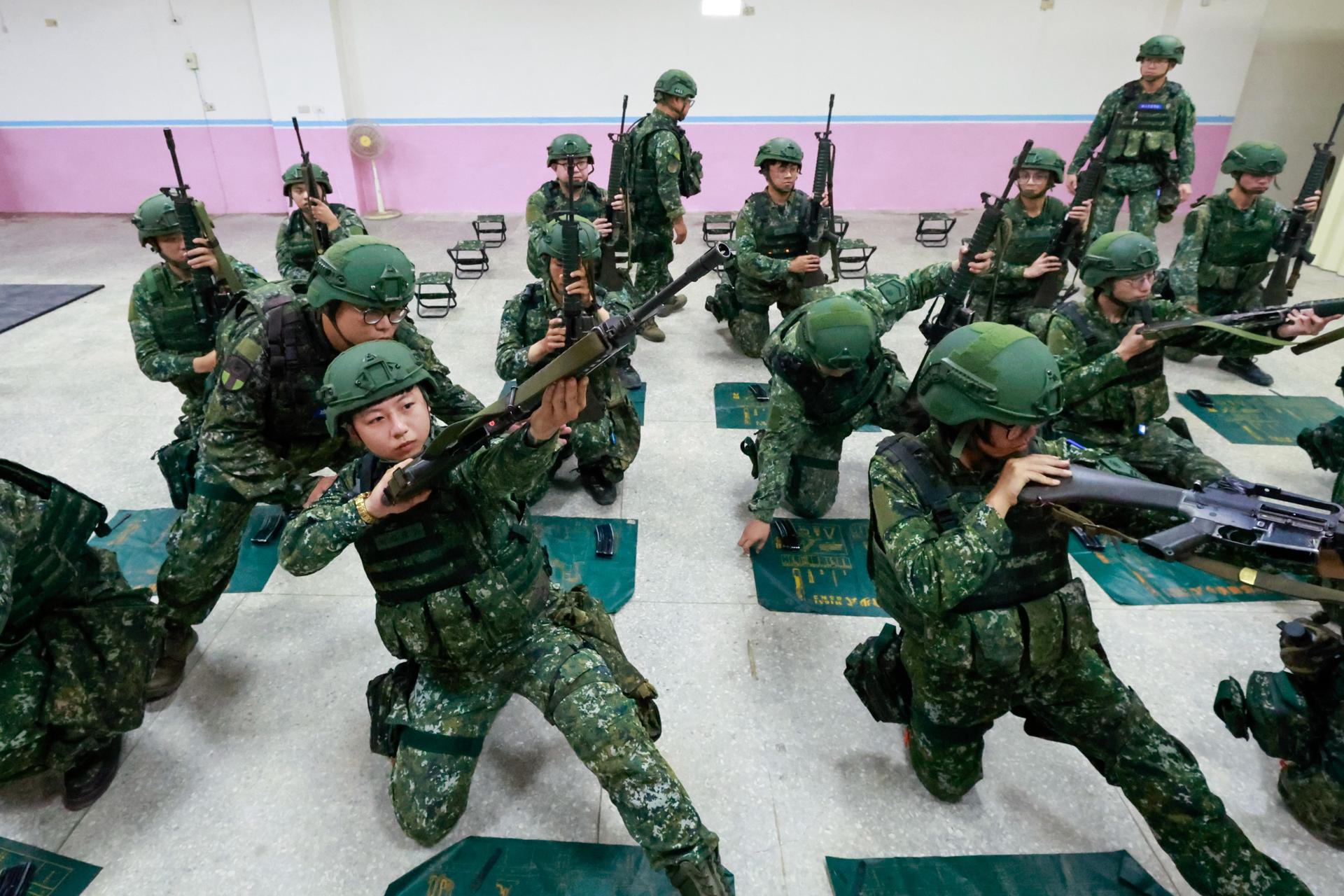Reservistas militares taiwaneses realizan entrenamiento previo al combate durante los ejercicios militares anuales Han Kuang en el condado de Miaoli, Taiwán. EFE/EPA/RITCHIE B. TONGO