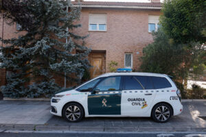 La Guardia Civil investiga como un posible caso de violencia machista el asesinato de una mujer de 78 años, de nacionalidad española pero de origen colombiano, que fue hallada muerta este martes en su domicilio de Zizur Mayor, una localidad del norte de España. EFE/Villar López