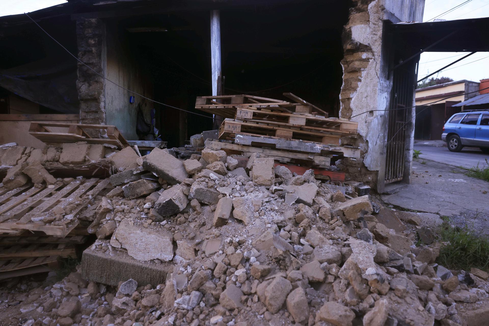 Fotografía de una pared colapsada este martes 8 de julio de 2025 en Ciudad de Guatemala. EFE/ STR