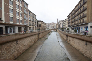 Vista del río que cruza la región zaragozana de Tarazona tras las últimas lluvias caídas. Aragón continúa en situación de alerta tras las intensas tormentas registradas esta semana, especialmente en las localidades zaragozanas de Tarazona, Pedrola y Grisén, donde sus vecinos vieron inundadas sus calles, garajes, locales y viviendas a causa de unas precipitaciones que descargaron hasta 100 litros por metro cuadrado en una hora. EFE/ Javier Belver