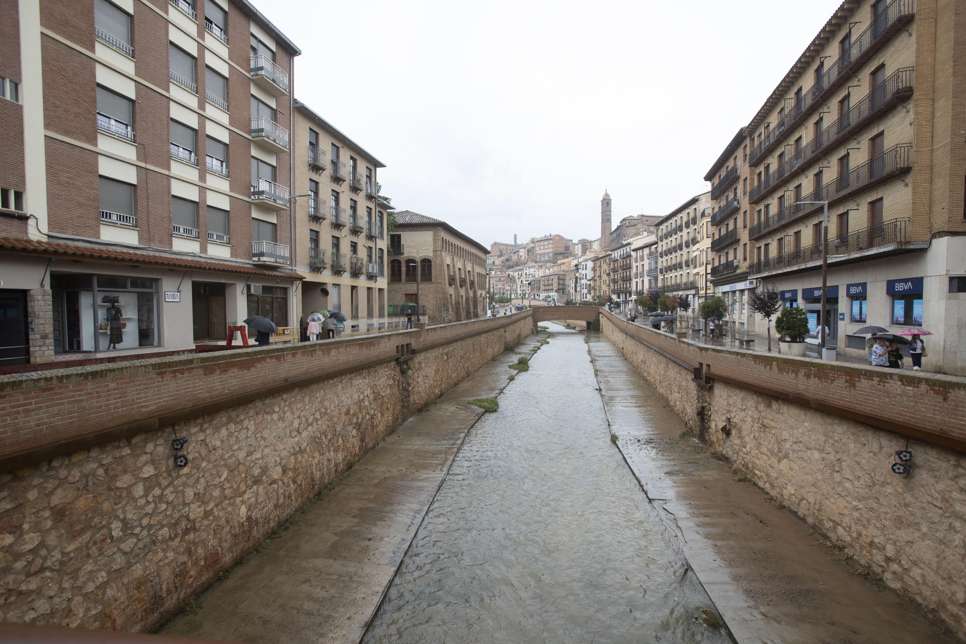 Vista del río que cruza la región zaragozana de Tarazona tras las últimas lluvias caídas. Aragón continúa en situación de alerta tras las intensas tormentas registradas esta semana, especialmente en las localidades zaragozanas de Tarazona, Pedrola y Grisén, donde sus vecinos vieron inundadas sus calles, garajes, locales y viviendas a causa de unas precipitaciones que descargaron hasta 100 litros por metro cuadrado en una hora. EFE/ Javier Belver
