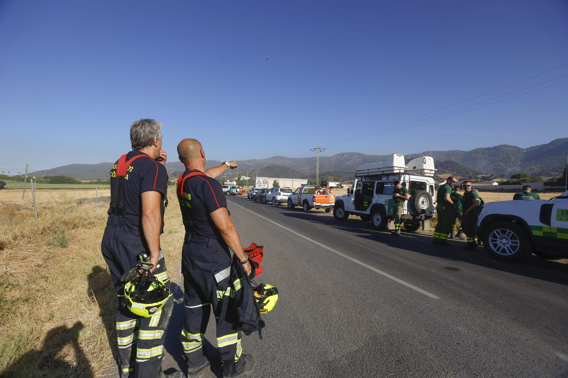 Los equipos de extinción continúan trabajando este miércoles en el incendio forestal de la sierra de Córdoba, a pocos kilómetros del núcleo urbano, que provocó el desalojo de un centenar de viviendas en el entorno de la barriada de Santa Ana de la capital y que se da por contenido aunque existen todavía muchos puntos calientes y el irregular perímetro dificulta su cierre. EFE/Salas