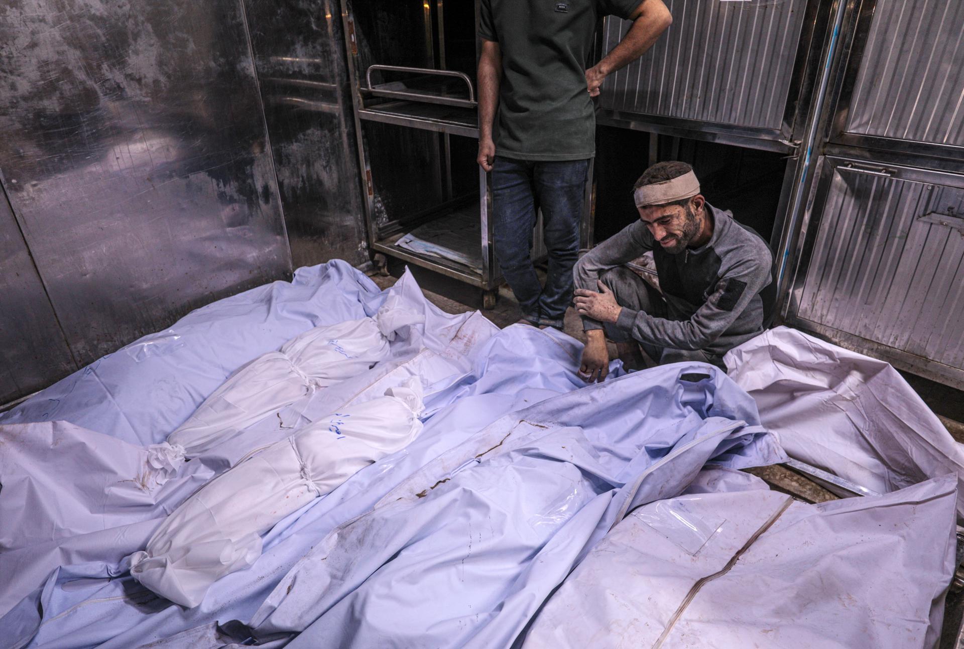 Un hombre llora junto a palestinos muertos en el hospital Al-Shifa en la ciudad de Gaza, el 15 de julio de 2025. EFE/EPA/MOHAMMED SABER