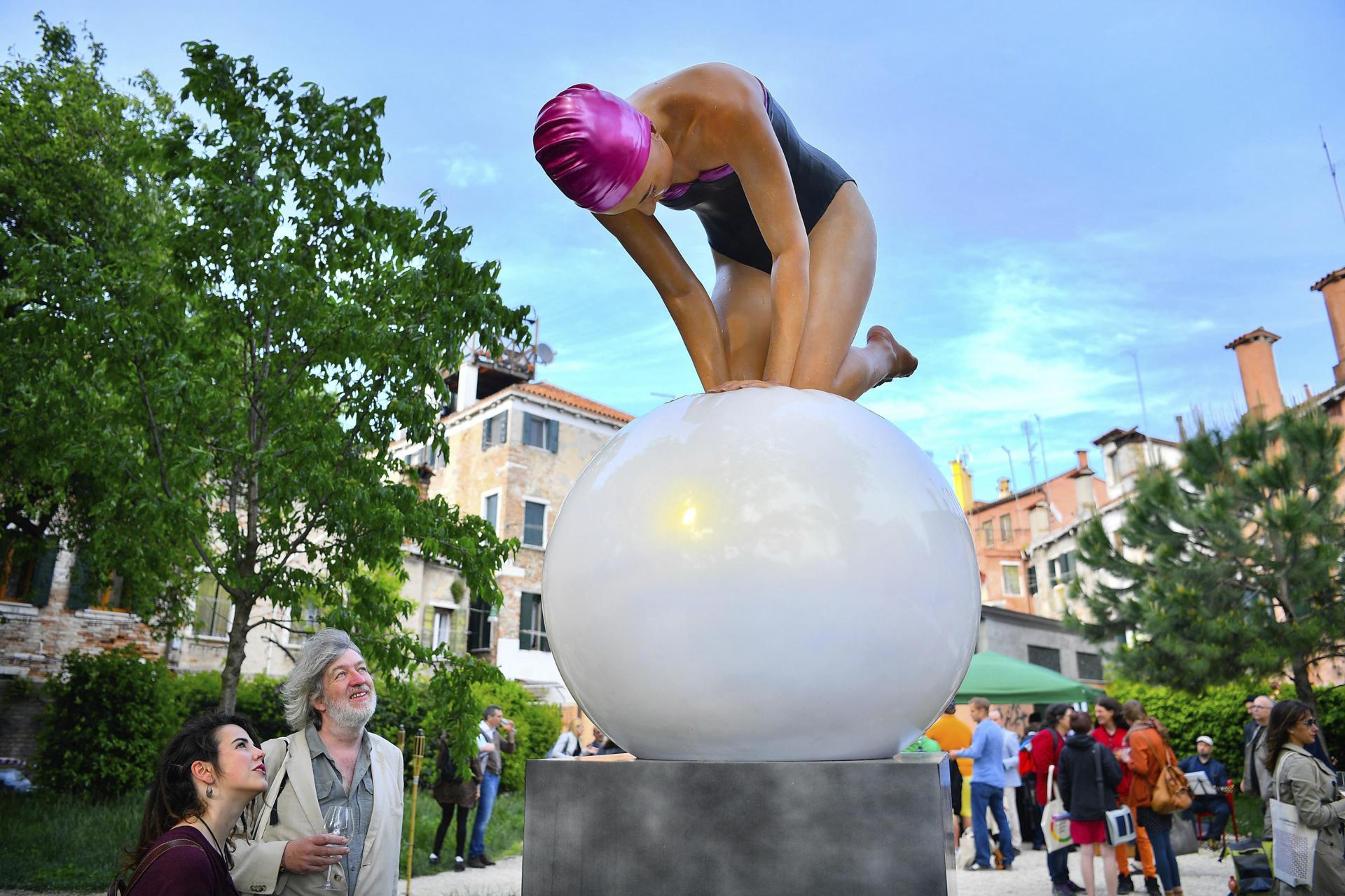 Una nadadora realista de Carole Feuerman. EPA/Zsolt Czegledi HUNGARY OUT[HUNGARY OUT]