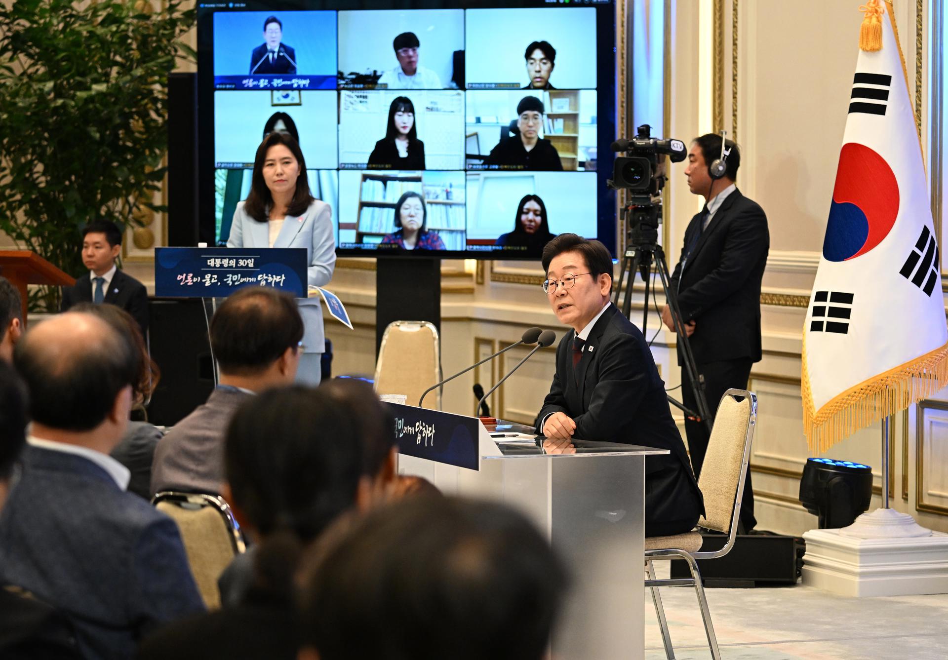 El presidente surcoreano, Lee Jae-myung (2-R) durante una conferencia de prensa en Seúl,el 3 de julio de 2025. EFE/EPA/Kim Min-Hee / POOL

