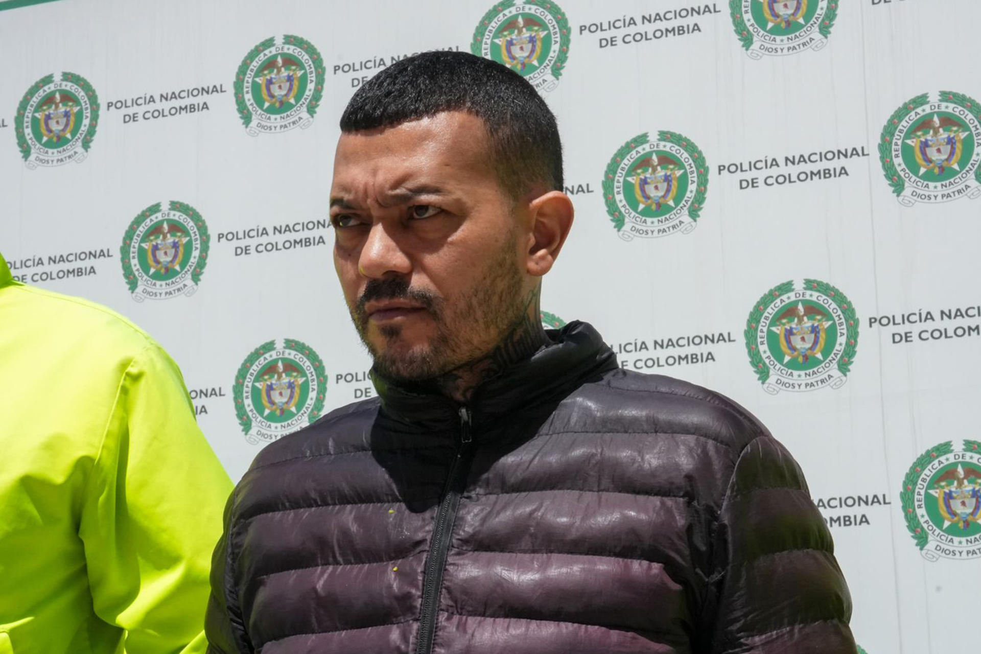 Fotografía cedida este sábado por la Policía Nacional de Colombia que muestra a Elder José Arteaga Hernández, alias 'el Costeño', escoltado por la Policía luego de su captura en Bogotá (Colombia). EFE/ Policía Nacional de Colombia