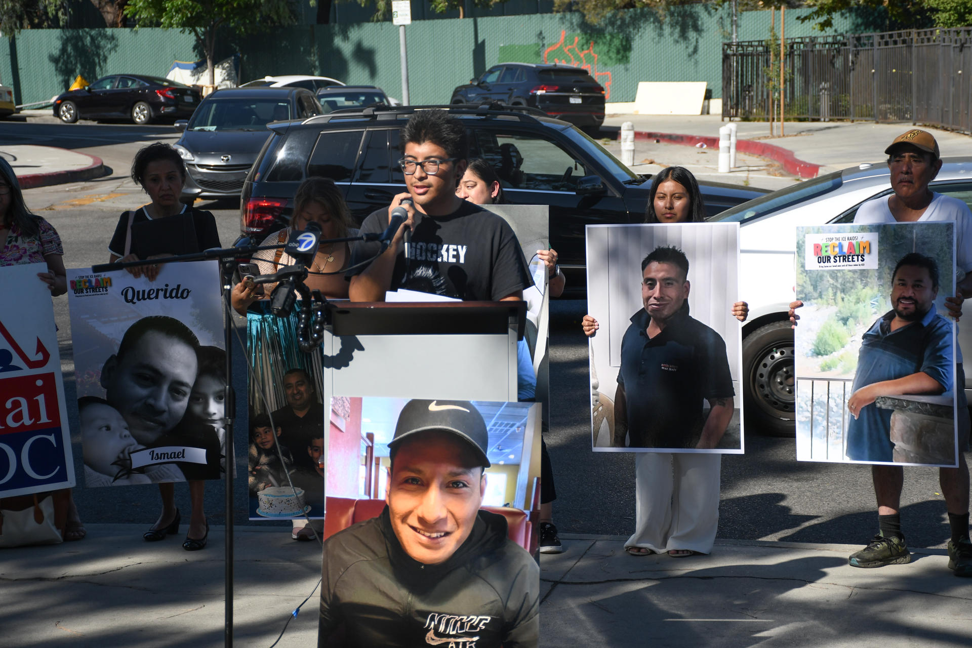 Carlos González, nacido en Los Ángeles, habla junto a la foto de su hermano José, durante una protesta en rechazo a las acciones recientes del Servicio de Inmigración y Control de Aduanas (ICE) este jueves, en el parque Seúl del barrio coreano en Los Ángeles (Estados Unidos). EFE/ David Toro