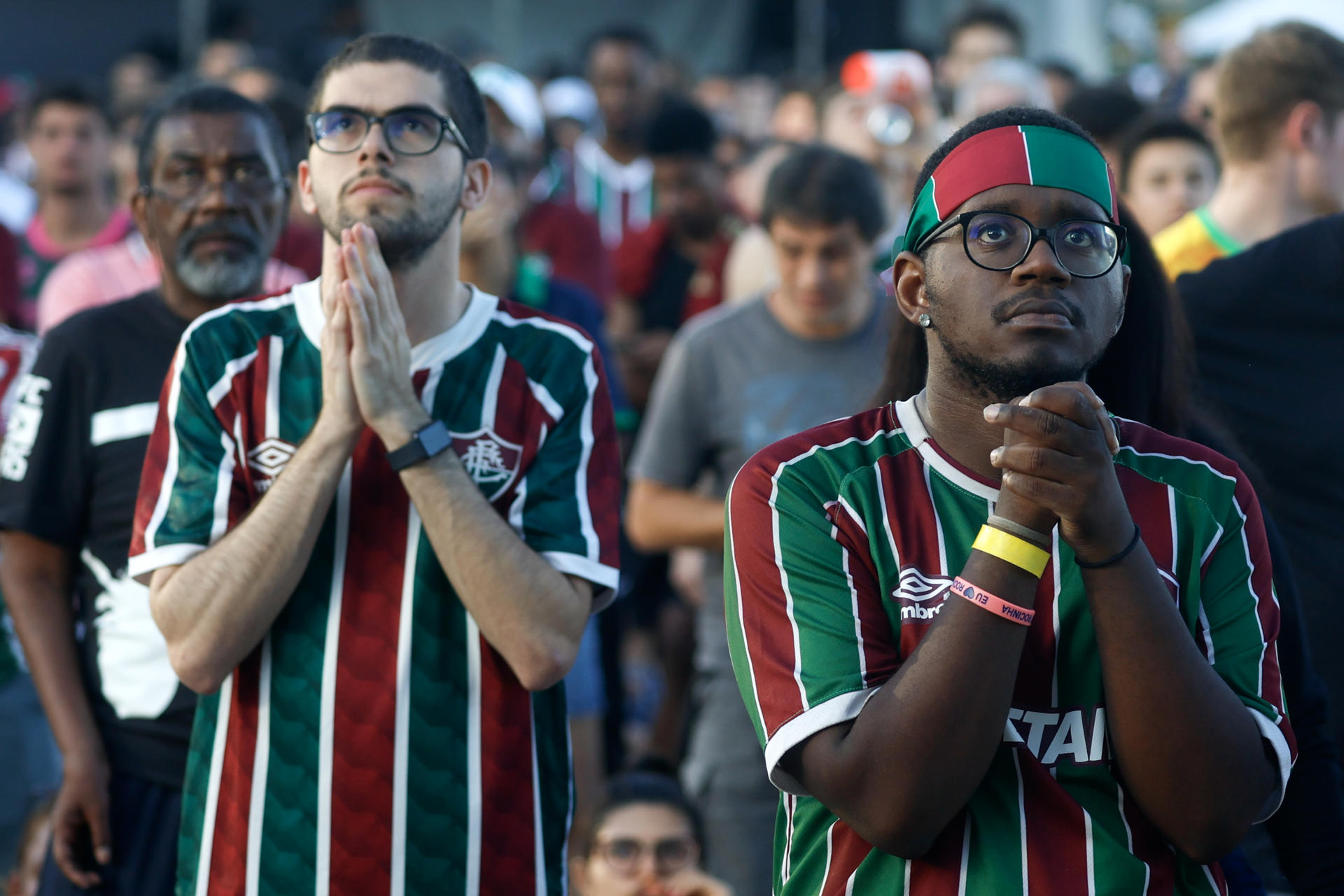 Aficionados de Fluminense observan el partido del Mundial de Clubes entre Fluminense y Chelsea este martes, en la playa de Copacabana, Río de Janeiro (Brasil). EFE/ Antonio Lacerda