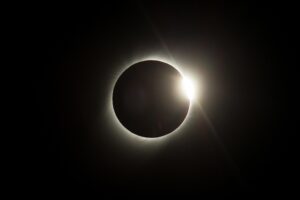 El sol cubierto por la luna durante el eclipse solar total, en una imagen de archivo. EFE/Alberto Valdés