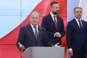 El primer ministro polaco, Donald Tusk, (L), informa del cambio de su gabinete, el 23 de julio de 2025. EFE/EPA/LESZEK SZYMANSKI POLAND OUT
////////// Polish Prime Minister Donald Tusk (L) speaks during a press conference as Deputy Prime Minister, Minister of Defense Wladyslaw Kosiniak-Kamysz (C-back) and Deputy Prime Minister, Minister of Digitization Krzysztof Gawkowski (R) at the Chancellery in Warsaw, Poland, 23 July 2025. The head of government presented details of his cabinet's reshuffle. (Polonia, Varsovia) EFE/EPA/LESZEK SZYMANSKI POLAND OUT