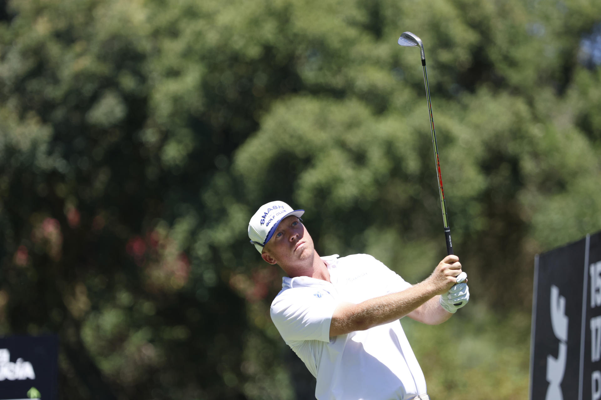 El estadounidense Talor Gooch en la salida del hoyo 6, en la tercera y última jornada en el LIV Andalucía de golf, en el campo de Valderrama en San Roque (Cádiz). EFE/A.Carrasco