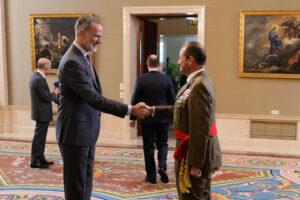 El rey Felipe VI (i) recibe este martes en audiencia a una representación de los colaboradores del libro 'Felipe VI. perfiles de un decenio (2014-2024)' en el Palacio de Zarzuela. EFE/ Borja Sanchez-Trillo