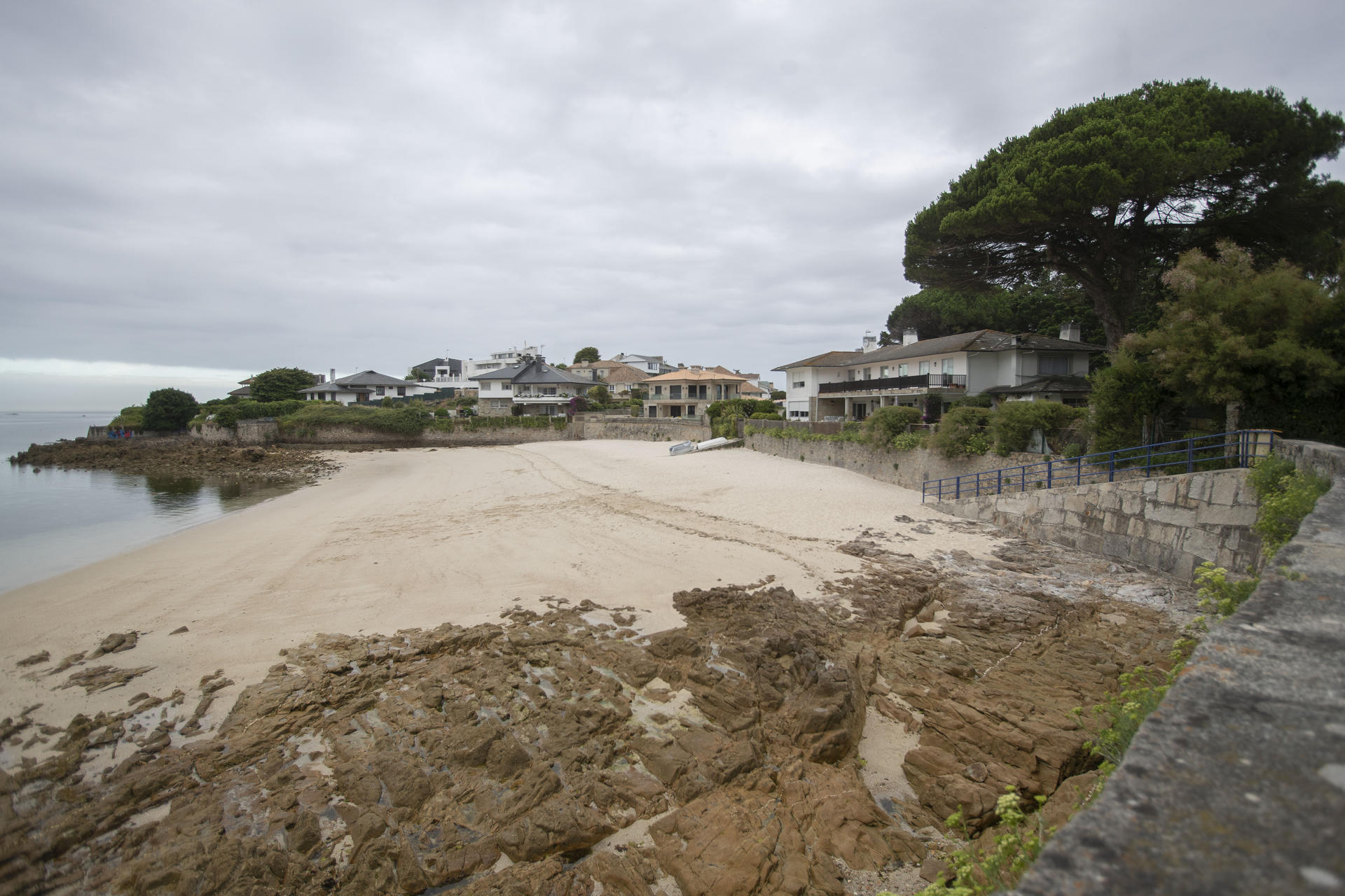 La reciente transferencia de la gestión del litoral a la Xunta no cambia la intención del Gobierno central de abrir al público la isla de Toralla, la única privada de Vigo, con un acceso peatonal restringido a sus residentes.-EFE/ Salvador Sas