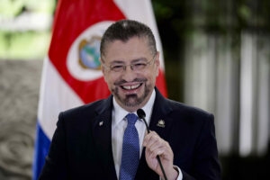 El presidente de Costa Rica, Rodrigo Chaves, habla durante una rueda de prensa este miércoles, en San José (Costa Rica). EFE/ Jeffrey Arguedas