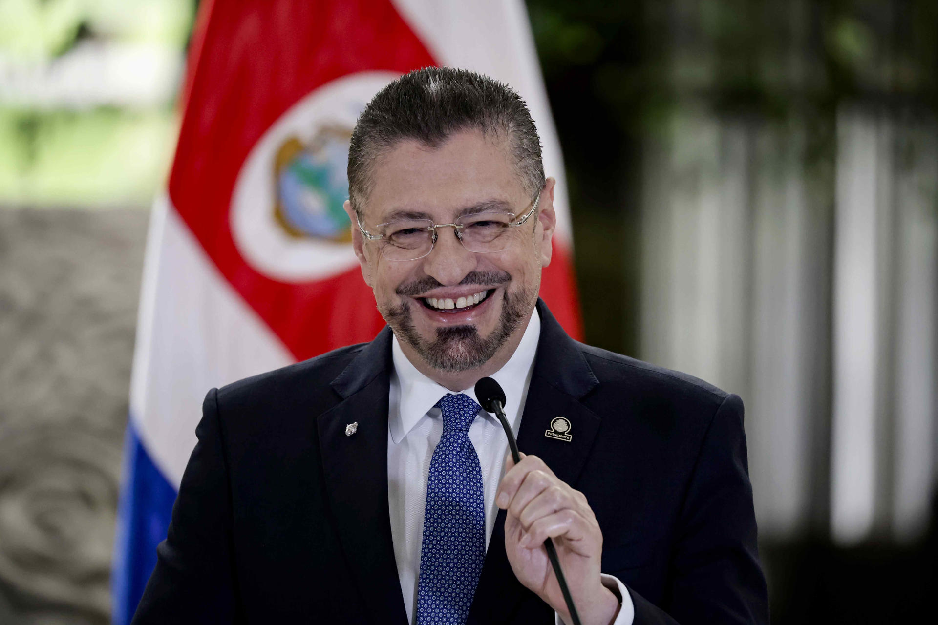 El presidente de Costa Rica, Rodrigo Chaves, habla durante una rueda de prensa este miércoles, en San José (Costa Rica). EFE/ Jeffrey Arguedas