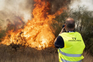 Efectivos del Plan Infoca y del Consorcio Provincial de Bomberos de Huelva están trabajando en la extinción de un incendio que se ha originado en un descampado próximo al polígono industrial de La Rábida (Huelva). Según han informado desde el Infoca, sus tareas se centran en evitar que el incendio pase a forestal, para lo que han movilizado un helicóptero semipesado, dos grupos de bomberos forestales, un agente de Medio Ambiente y un vehículo autobomba.-EFE/ David Arjona