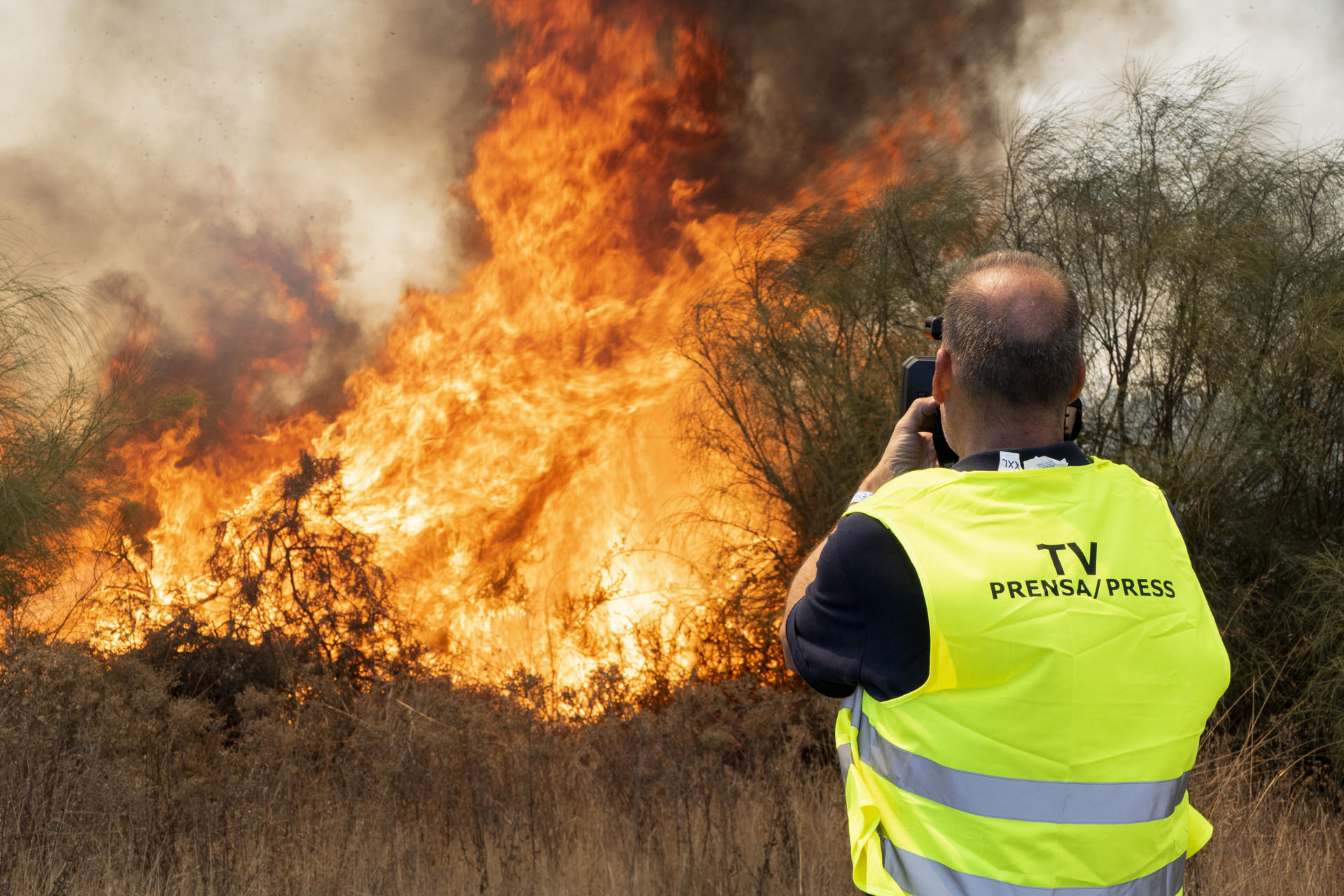 Efectivos del Plan Infoca y del Consorcio Provincial de Bomberos de Huelva están trabajando en la extinción de un incendio que se ha originado en un descampado próximo al polígono industrial de La Rábida (Huelva). Según han informado desde el Infoca, sus tareas se centran en evitar que el incendio pase a forestal, para lo que han movilizado un helicóptero semipesado, dos grupos de bomberos forestales, un agente de Medio Ambiente y un vehículo autobomba.-EFE/ David Arjona