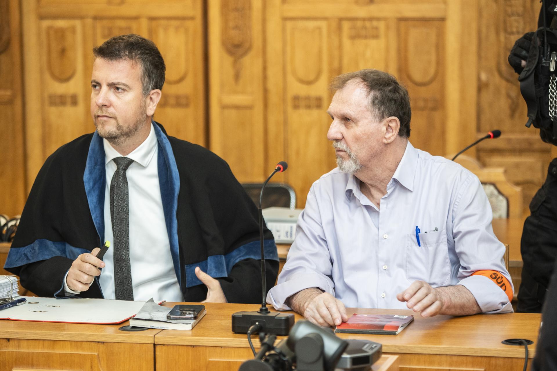 Juraj Cintula, acusado de disparar al primer ministro eslovaco, y su abogado Namir Alyasry en el juicio en el tribunal penal especializado en Banská Bystrica, Eslovaquia, el 8 de julio de 2025.EFE/EPA/JAKUB GAVLAK