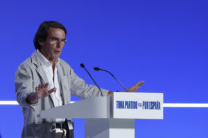 El expresidente del Gobierno José María Aznar interviene durante el XXI Congreso Nacional del PP, este viernes en el recinto ferial Ifema de Madrid. EFE/Javier Lizón