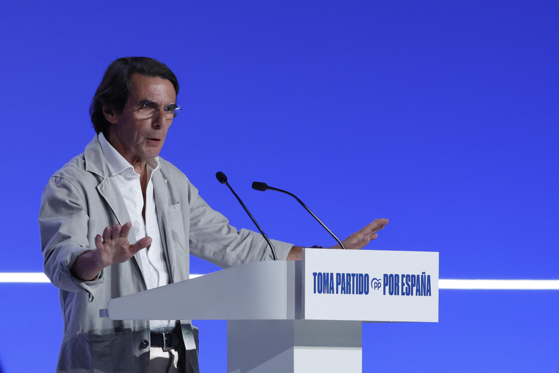 El expresidente del Gobierno José María Aznar interviene durante el XXI Congreso Nacional del PP, este viernes en el recinto ferial Ifema de Madrid. EFE/Javier Lizón