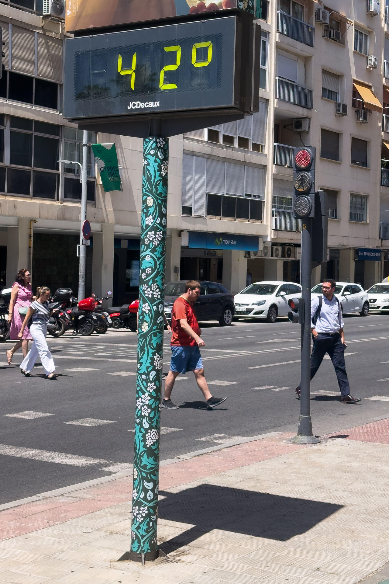 Vista de un termómetro que marca 42 grados centígrados este jueves, en Sevilla. EFE/ David Arjona