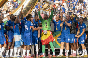 El guardameta español Robert Sánchez levanta este domingo el trofeo que acredita al Chelsea como campeón del Mundial de Clubes en el estadio MetLife en Nueva Jersey. EFE/ Ángel Colmenares