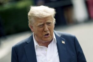 El presidente de EE.UU., Donald Trump, habla con los medios de comunicación antes de salir de la Casa Blanca a bordo del Marine One, en Washington, DC, EE.UU. EFE/WILL OLIVER
//////////
WASHINGTON (United States), 11/07/2025.- US President Donald Trump speaks to the media before leaving the White House on board Marine One, in Washington, DC, USA, 11 July 2025. President Trump and First Lady Melania Trump are due to visit Texas after flooding in Kerr County killed at least 121 people. EFE/EPA/WILL OLIVER