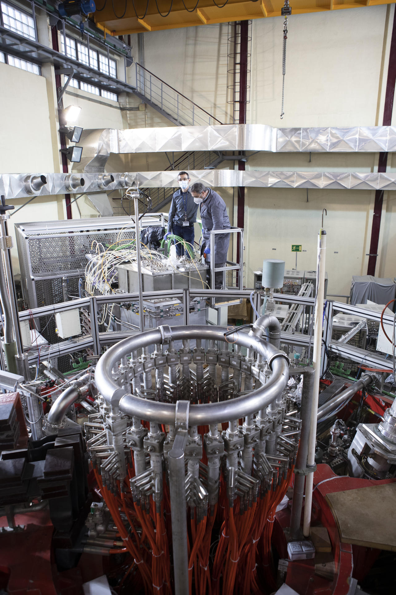 Laboratorio Nacional de Fusión del Ciemat, que ha suscrito un acuerdo de colaboración con IBM para usar inteligencia artificial generativa para escalar sus experimentos en energía de fusión. Fotos cedidas por el Ciemat e IBM