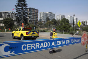 Fotografía que muestra una vía cerrada en Costa Verde este 30 de julio de 2025, en Lima (Perú). EFE/ Paolo Aguilar