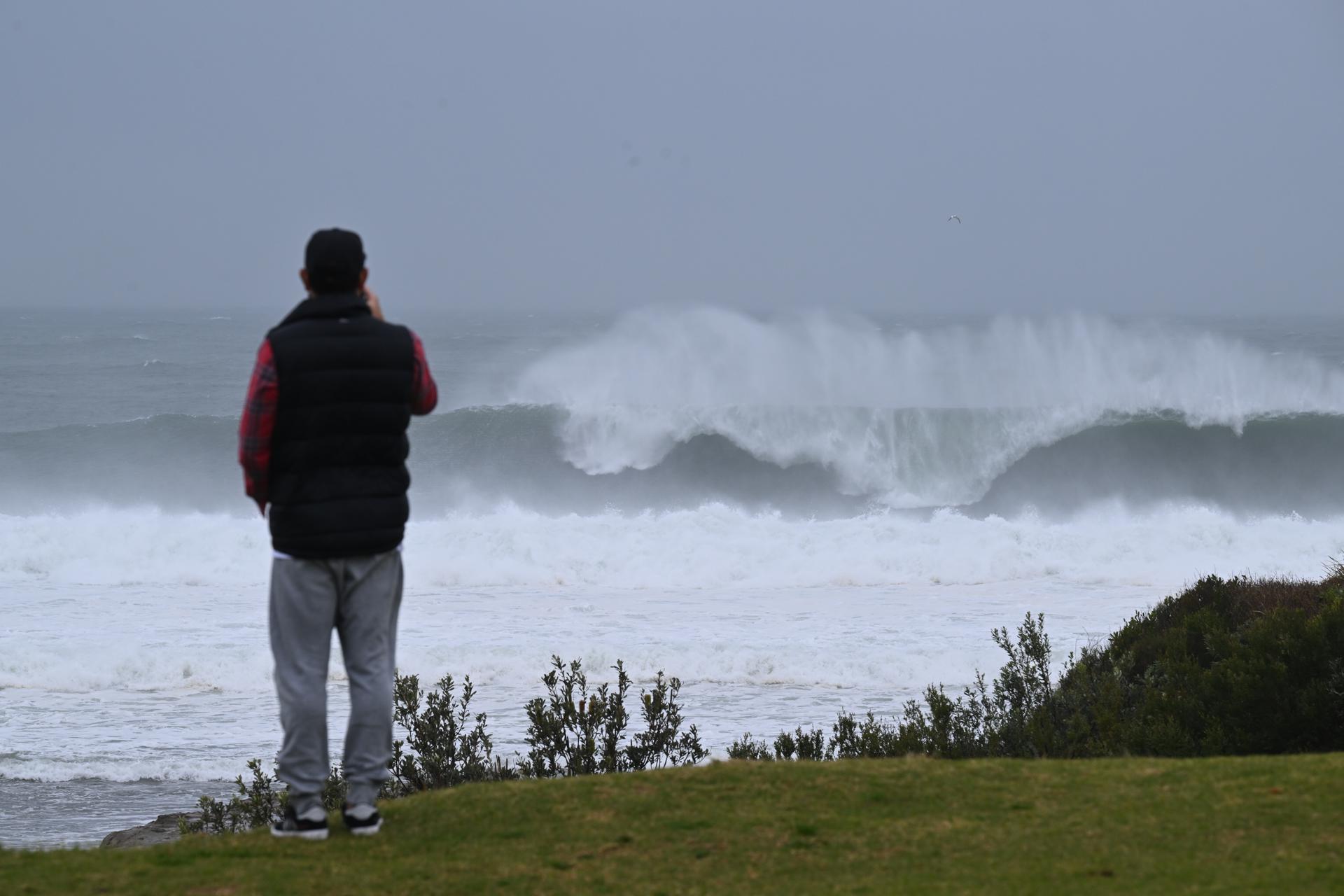 Enormes olas provocadas por el temporal que golpea la región australiana de Nueva Gales del Sur, cuya capital es Sídney.
EFE/EPA/DEAN LEWINS AUSTRALIA AND NEW ZEALAND OUT
