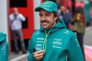 El español Fernando Alonso (Aston Martin), doble campeón del mundo de Fórmula Uno, que sale decimocuarto este sábado en la prueba sprint del Gran Premio de Bélgica, el decimotercero del Mundial, en una imagen del jueves a su llegada al circuito de Spa-Francorchamps. EFE/EPA/OLIVIER MATTHYS