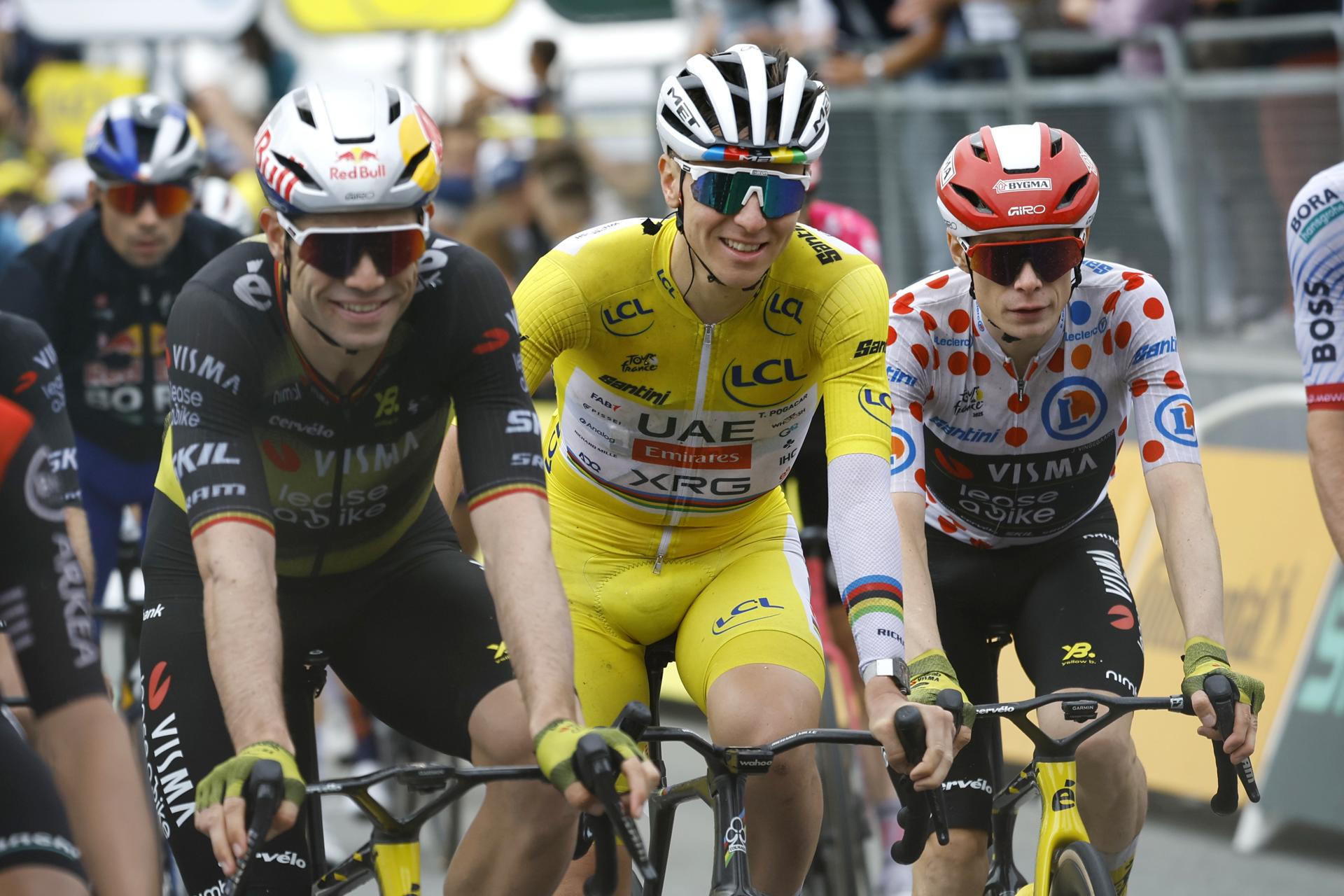 El ciclista esloveno Tadej Pogacar (UAE Emirates) (c) entre los corredores del Visma Wout van Aert (izq) y Jonas Vingegaard (d), al término de la vigésima etapa del Tour de Francia. EFE/MARTIN DIVISEK