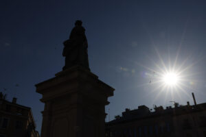 El sol asoma tras los edificios en una calle del centro de Madrid este jueves. EFE/ Mariscal