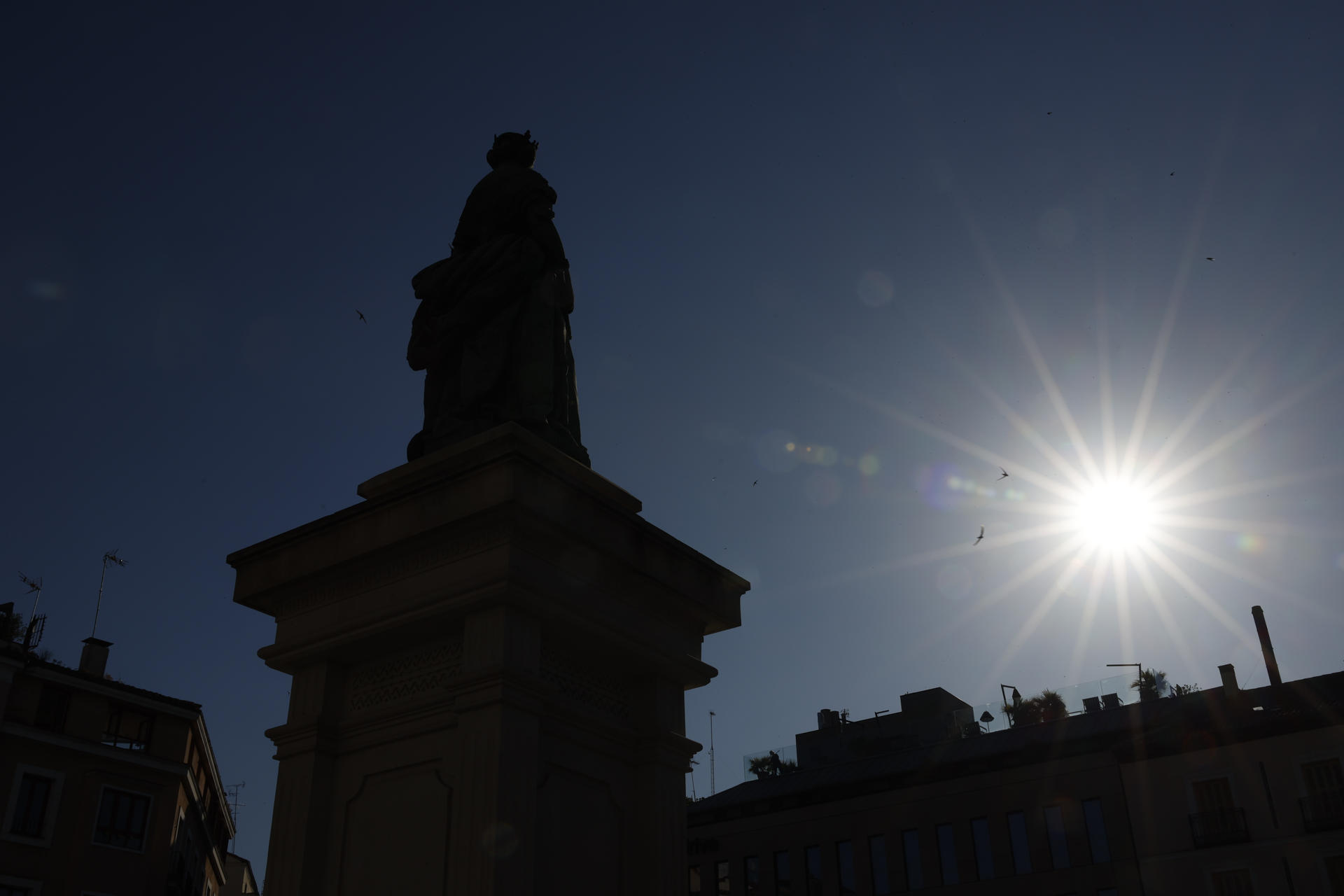 El sol asoma tras los edificios en una calle del centro de Madrid este jueves. EFE/ Mariscal