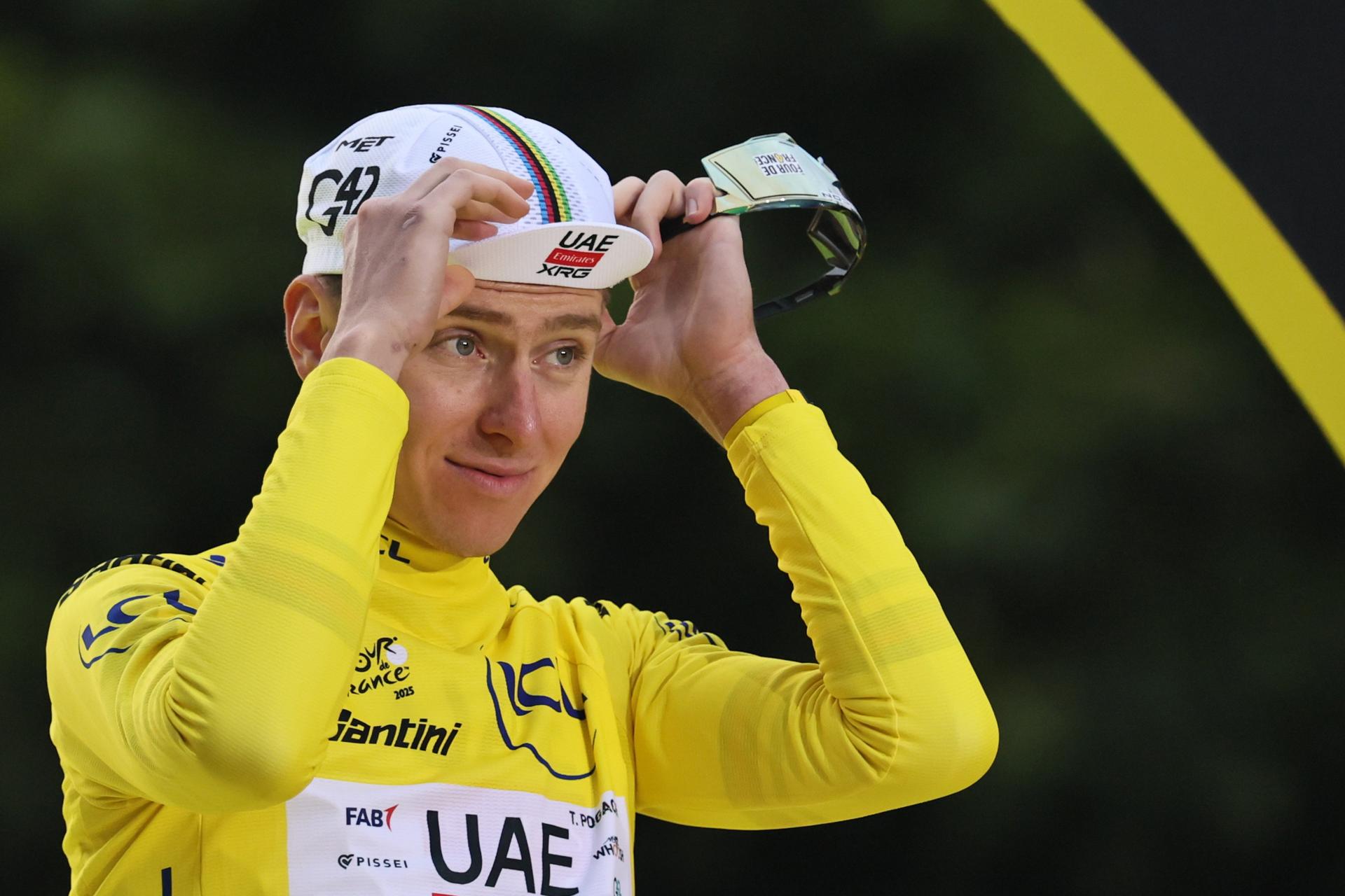 El esloveno Tadej Pogacar, del UAE Team Emirates, celebra el Tour de Francia. EFE/EPA/CHRISTOPHE PETIT TESSON