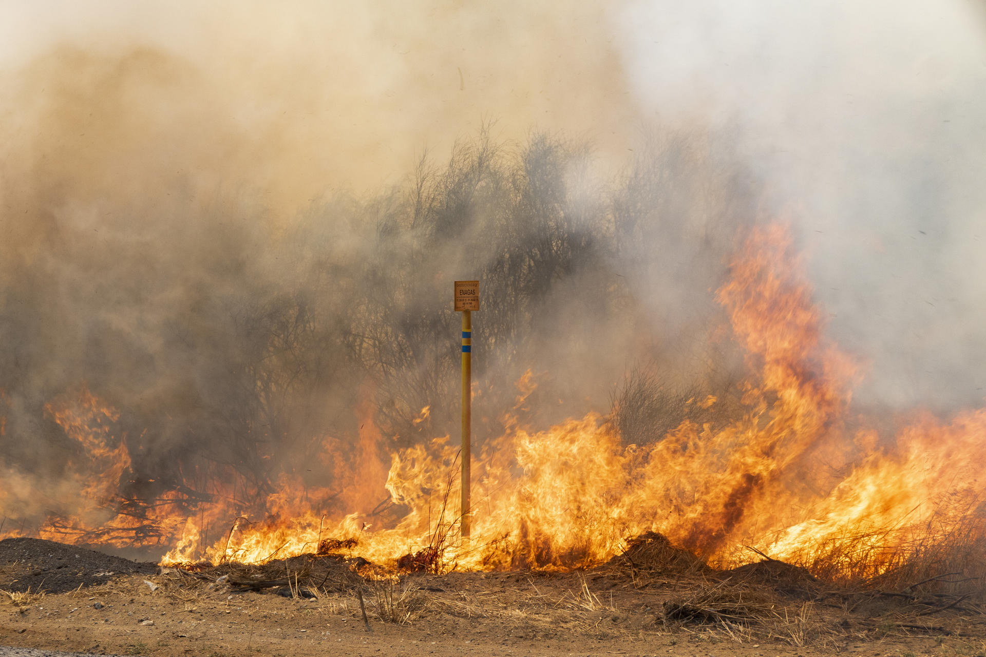Efectivos del Plan Infoca y del Consorcio Provincial de Bomberos de Huelva están trabajando en la extinción de un incendio que se ha originado en un descampado próximo al polígono industrial de La Rábida (Huelva). Según han informado desde el Infoca, sus tareas se centran en evitar que el incendio pase a forestal, para lo que han movilizado un helicóptero semipesado, dos grupos de bomberos forestales, un agente de Medio Ambiente y un vehículo autobomba.-EFE/ David Arjona