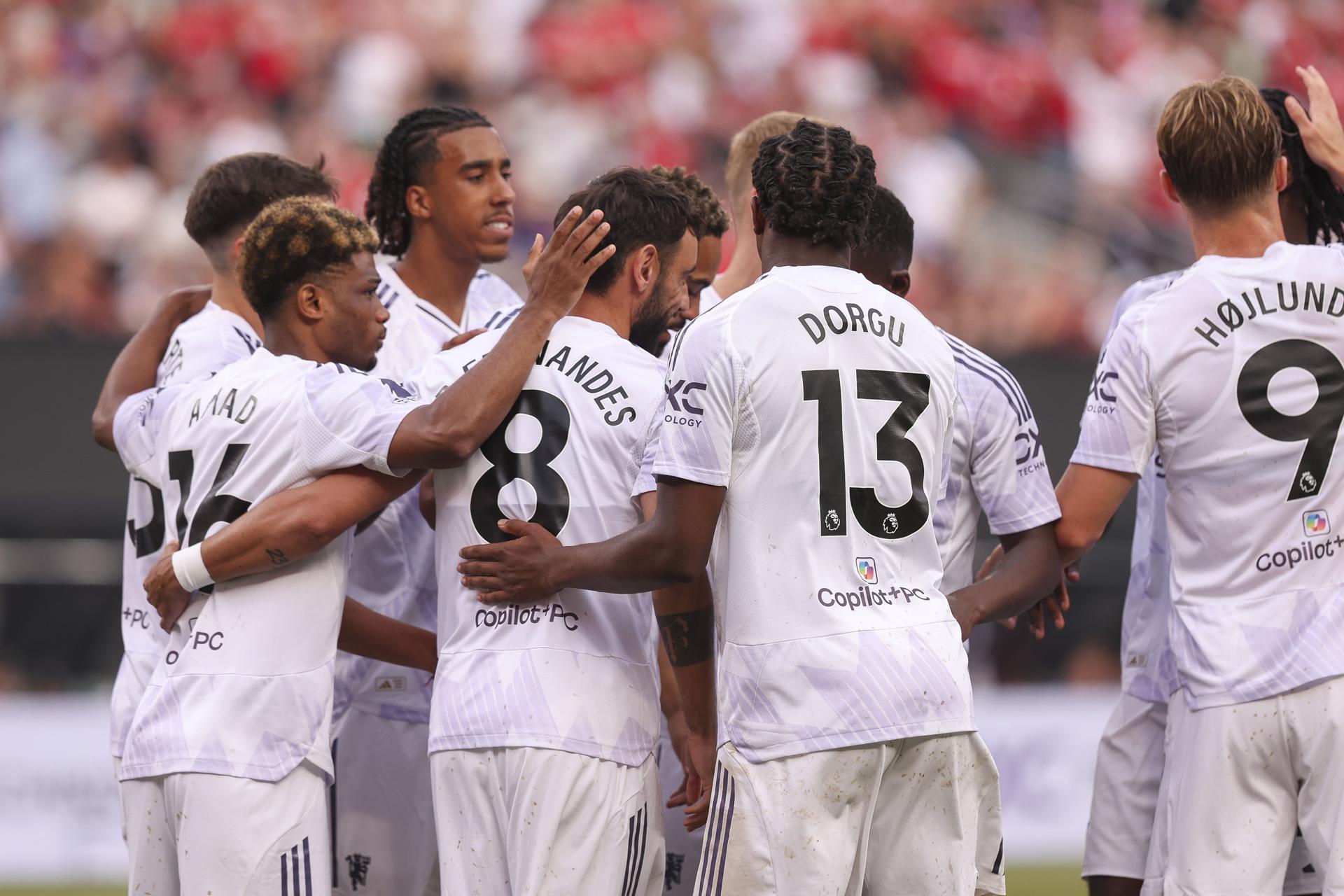 Los jugadores del Manchester United celebran con Bruno Fernandes (C) el doblete del portugués ante el West Ham. EFE/EPA/SARAH YENESEL
