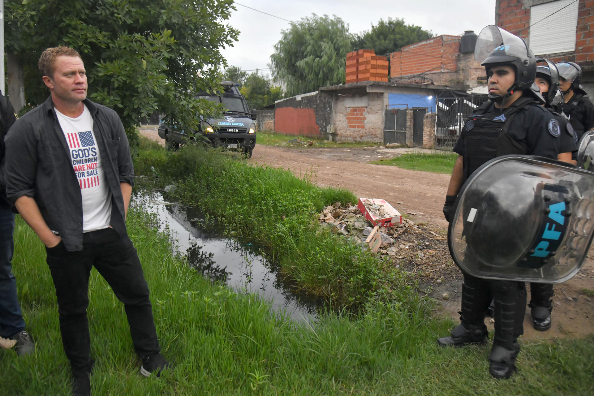 Fotografía de archivo, tomada el pasado 27 de febrero, del exagente de la CIA Timothy Ballard (i), durante un operativo de allanamientos por trata de menores y abuso infantil, en el municipio bonaerense de La Matanza (Argentina). EFE/Enrique García