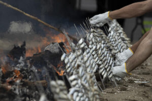Imagen de archivo de espetos de sardinas. EFE/Jorge Zapata