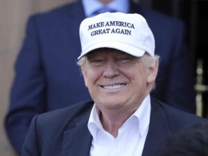 Imagen de archivo del presiente de EEUU, Donald Trump, en el lujoso complejo de golf deTurnberry, en Escocia y donde recibirá a la presidenta del Consejo Europeo, Ursula Von der Leyen. EFE/Nigel Roddis