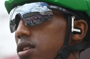 Fotografía de Zen, en la que puede verse en una imagen de archivo del 11 de mayo de 2023 al ciclista eritreo Henok Mulubrhan (Astana), que este sábado desbancó como líder del Tour de Qinghai al uruguayo Thomas Silva (Caja Rural). EFE