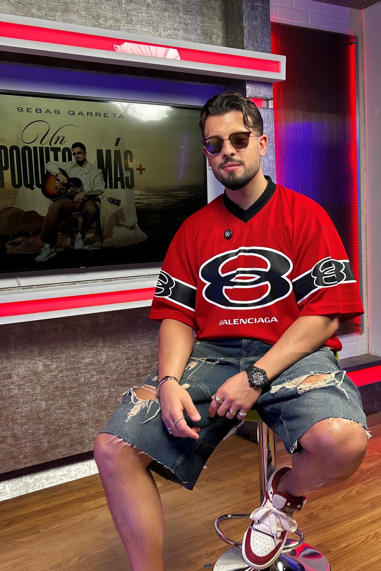 El cantautor español Sebas Garreta al posar este jueves, 24 de julio, durante una entrevista con EFE, en Miami (EE.UU.). EFE/Blanca Escriche
