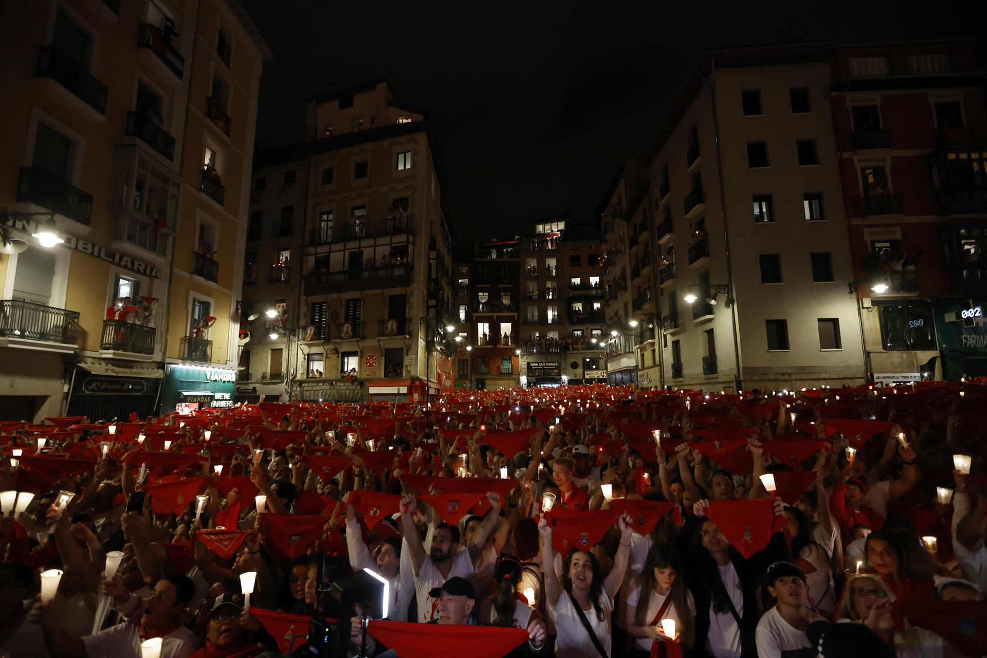 A las 12 en punto de la noche se han dado por finalizados oficialmente los Sanfermines 2025 con el canto del 'Pobre de Mí', un acto de nuevo multitudinario, con la plaza abarrotada de personas con velas encendidas en sus manos mirando al balcón del edificio del Ayuntamiento de Pamplona. EFE/ Jesús Diges
