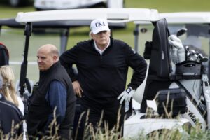 El presidente de Estados Unidos, Donald Trump, juega al golf durante su visita privada a la localidad escocesa de Turnberry. EFE/EPA/Tolga Akmen