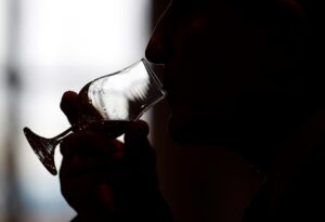 En la imagen de archivo, un hombre prueba un whisky. EFE/Ritchie B. Tongo