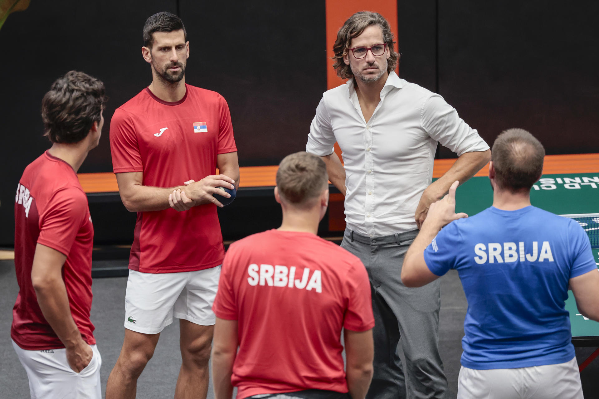 El jugador serbio Novak Djokovic (i) junto al director del Masters de Madrid, Feliciano López (d) en foto de archivo de Ana Escobar. EFE