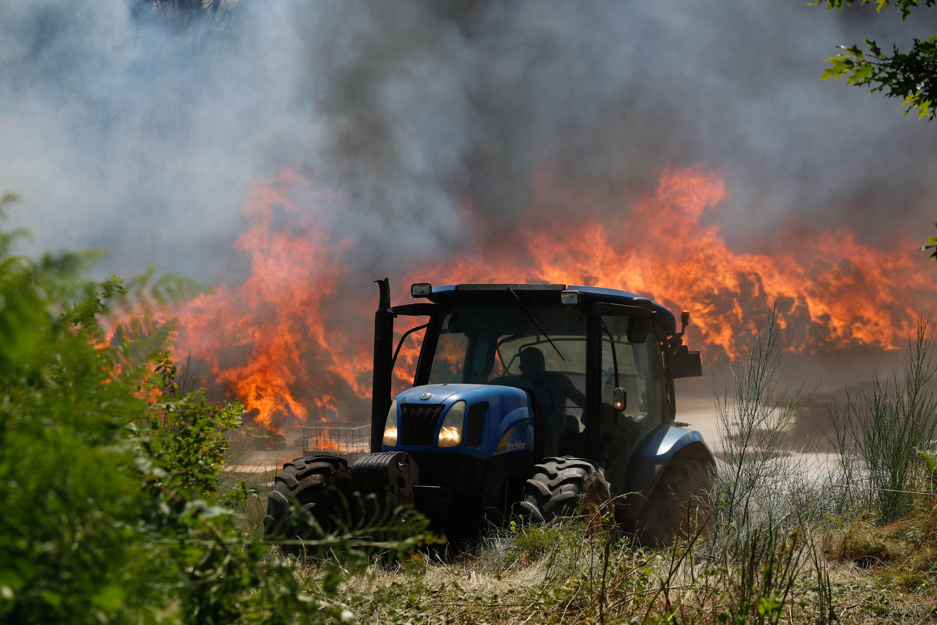 Un incendio industrial que afecta a la nave de la empresa Espomasa, ubicada en la parroquia de Marzá, Palas de Rei, Lugo, ha levantado una humareda que se ve a kilómetros de distancia. EFE/Eliseo Trigo