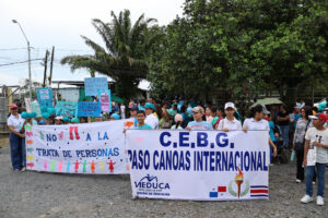 Personas sostienen carteles durante una marcha contra la trata de personas este miércoles, en Paso Canoas (Panamá). EFE/ Marcelino Rosario