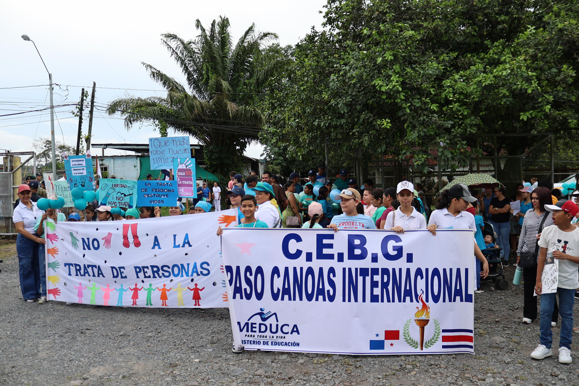 Personas sostienen carteles durante una marcha contra la trata de personas este miércoles, en Paso Canoas (Panamá). EFE/ Marcelino Rosario