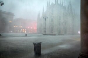 Vista general de la Piazza Duomo durante una fuerte lluvia en Milán, 6 de julio 2025. EFE/MATTEO CORNER